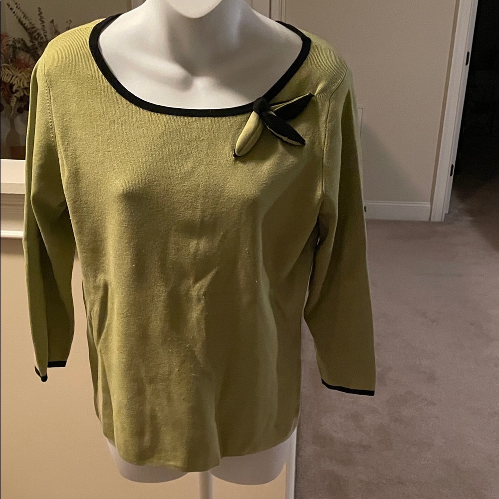EVIE Green Sweater with Black Accents